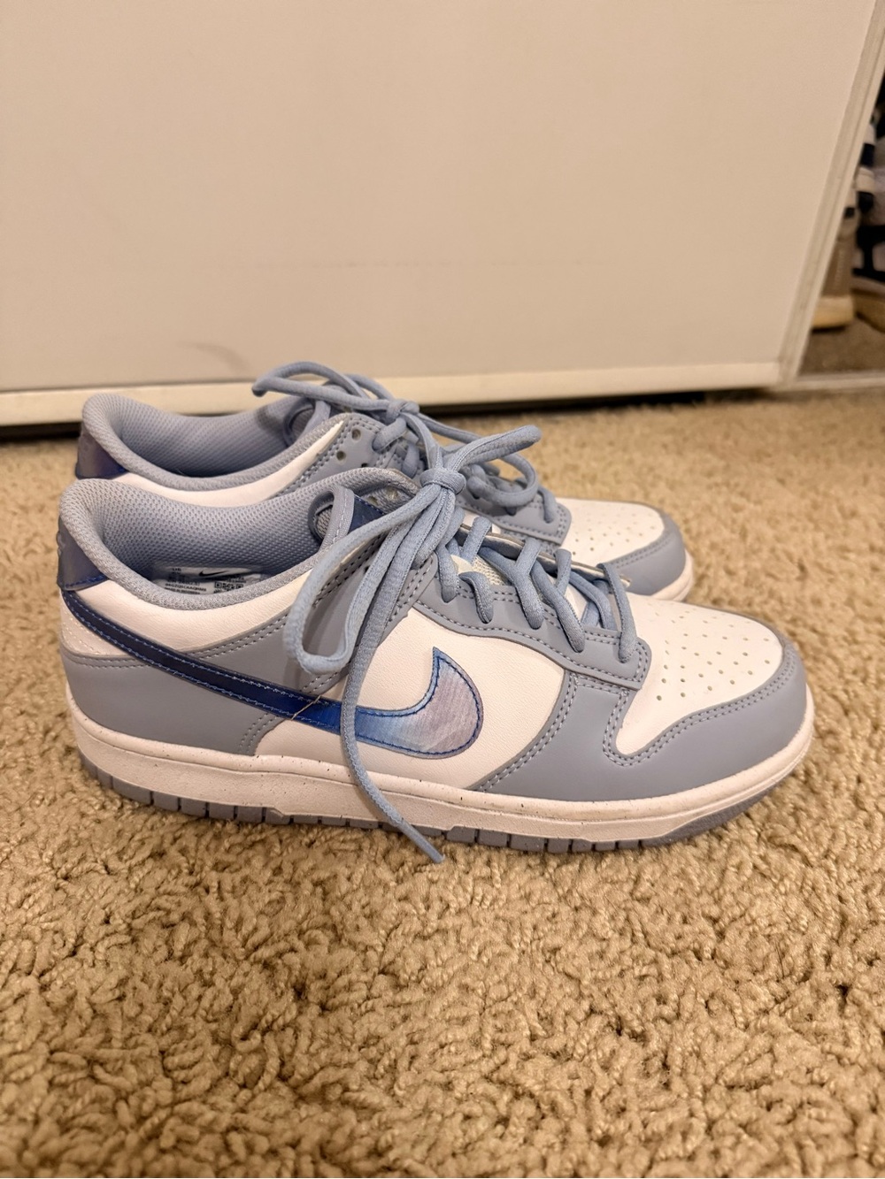 Nike Kids Low-Top Sneakers in Light Blue, White and Metallic Blue Accent